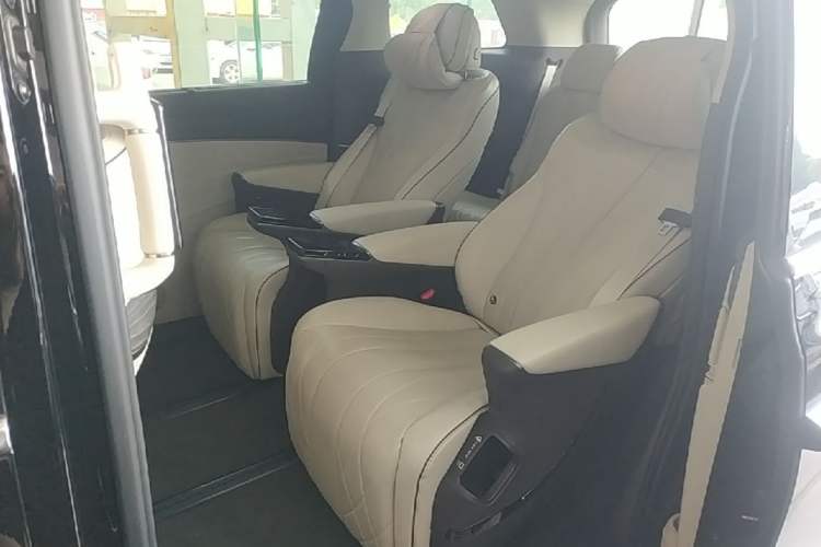 Used Denza D9 2024 DM-i 980 Four-Wheel Drive Flagship Model Left Rear Seat