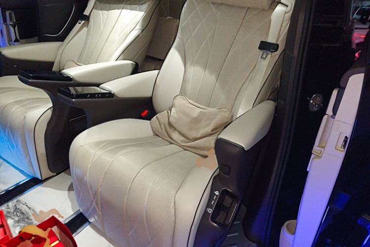 Used Denza D9 2024 DM-i 980 Four-Wheel Drive Flagship Model Left Rear Seat