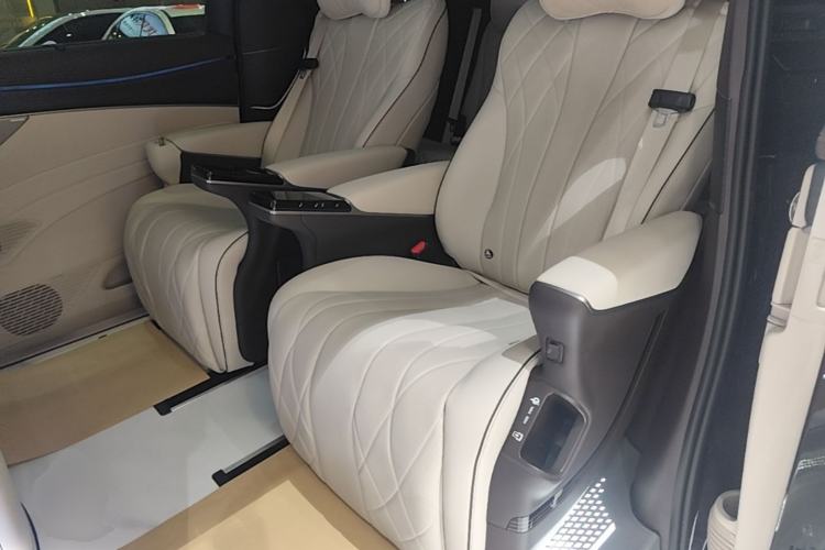 Used Denza D9 2024 DM-i 980 Four-Wheel Drive Flagship Model Left Rear Seat