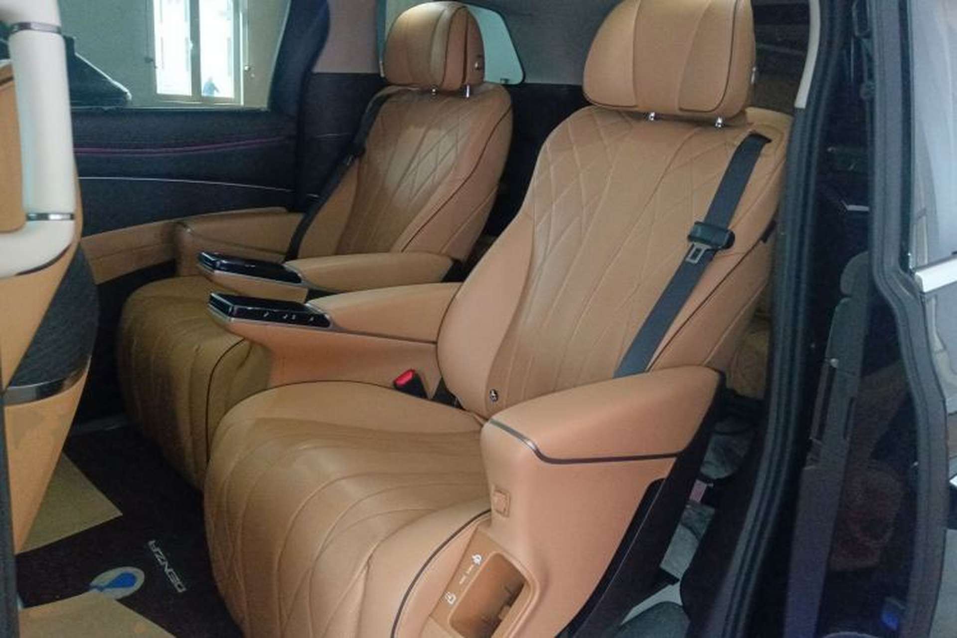 Used Denza D9 2024 DM-i 980 Four-Wheel Drive Prestige Model Left Rear Seat