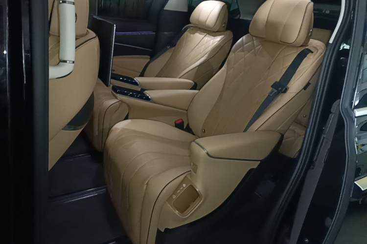 Used Denza D9 2024 DM-i 980 Four-Wheel Drive Prestige Model Left Rear Seat
