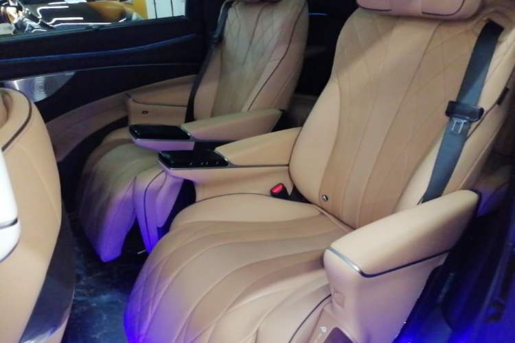 Used Denza D9 2024 DM-i 980 Four-Wheel Drive Prestige Model Left Rear Seat