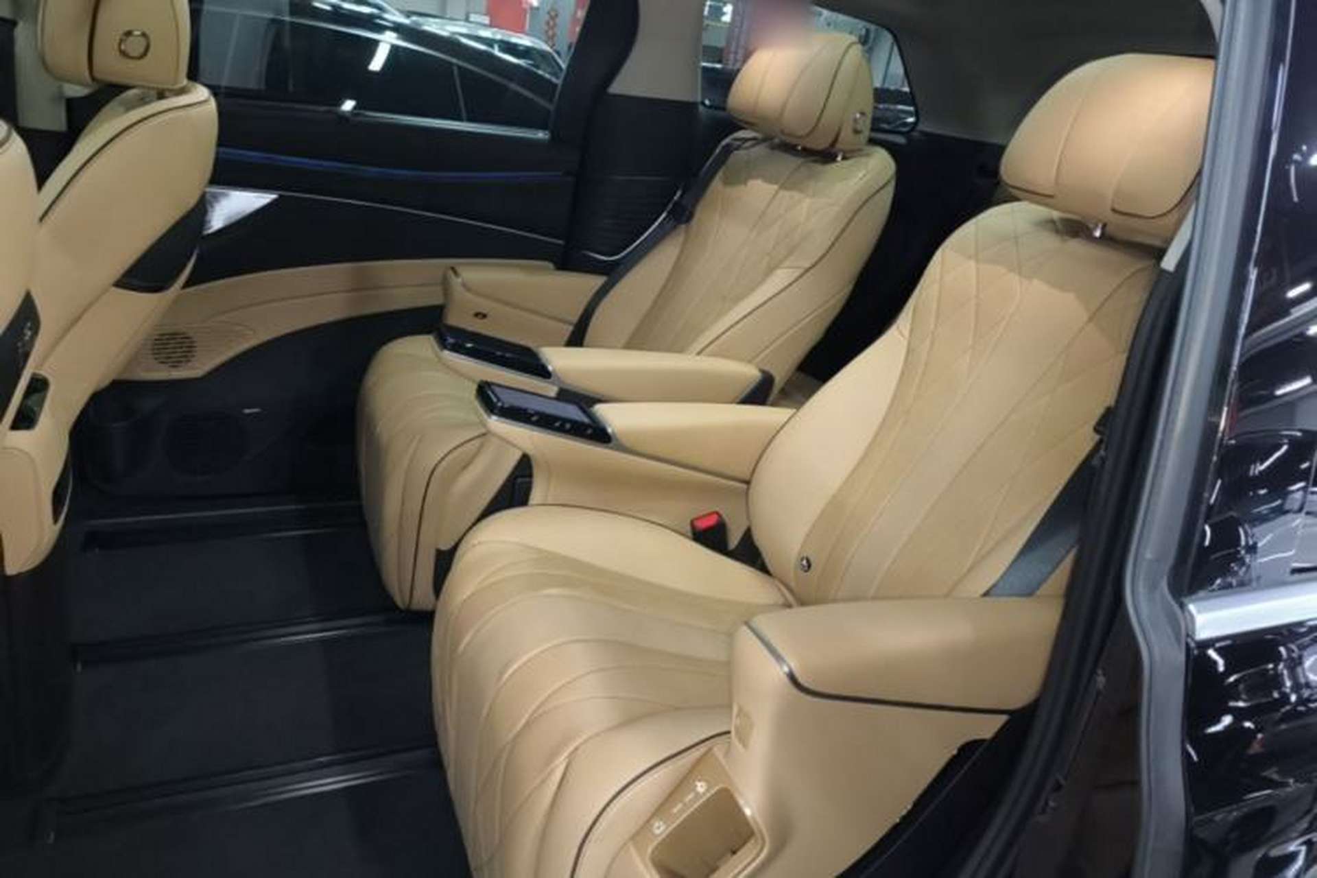 Used Denza D9 2024 DM-i 980 Four-Wheel Drive Prestige Model Left Rear Seat