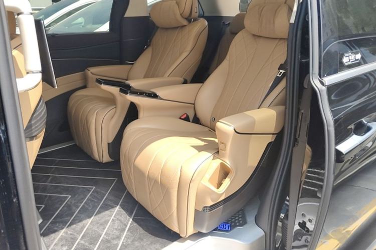 Used Denza D9 2024 EV 600 Four-Wheel-Drive Flagship Model Left Rear Seat