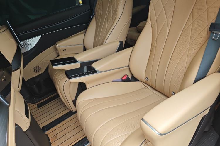Used Denza D9 2024 DM-i 980 Four-Wheel Drive Prestige Model Left Rear Seat