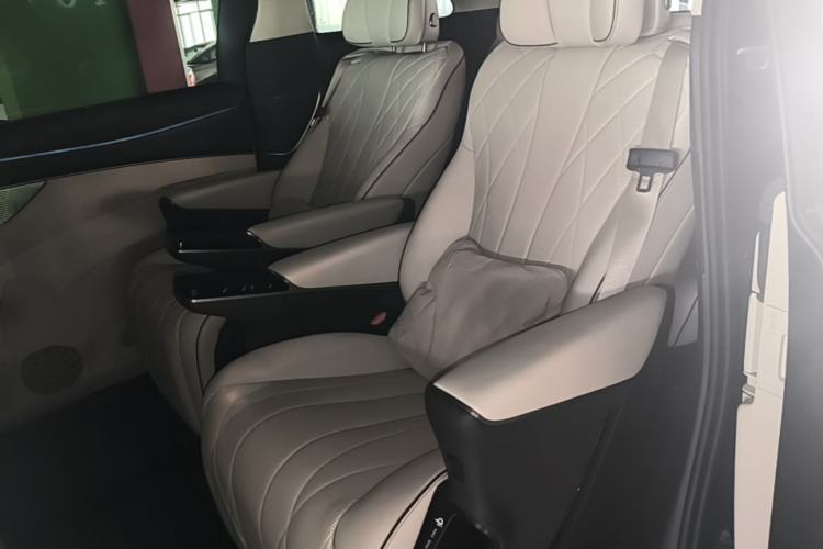 Used Denza D9 2024 DM-i 980 Four-Wheel Drive Flagship Model Left Rear Seat