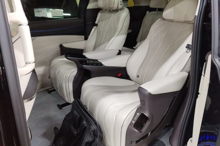 Used Denza D9 2024 DM-i 980 Four-Wheel Drive Prestige Model Left Rear Seat