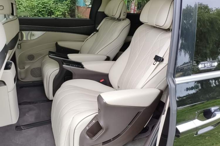 Used Denza D9 2024 DM-i 980 Four-Wheel Drive Prestige Model Left Rear Seat