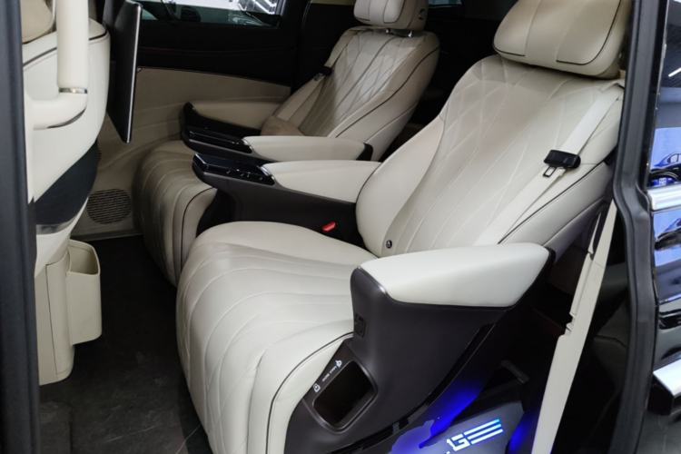 Used Denza D9 2024 DM-i 980 Four-Wheel Drive Flagship Model Left Rear Seat