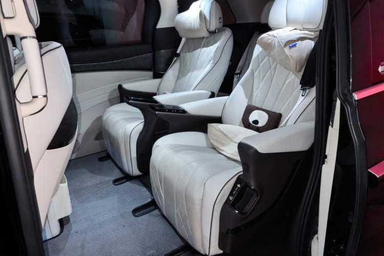 Used Denza D9 2024 DM-i 970 Luxury Model Left Rear Seat