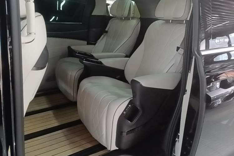 Used Denza D9 2024 DM-i 1050 Luxury Model Left Rear Seat