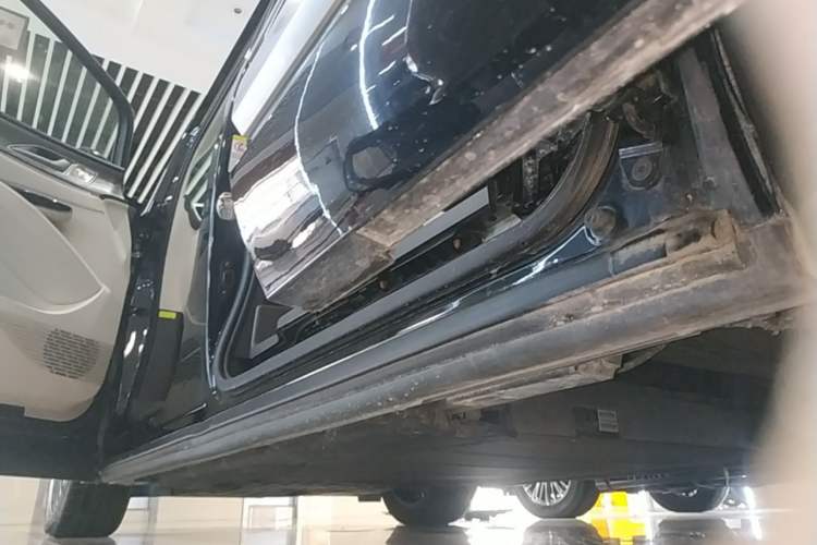 Used Denza D9 2024 DM-i 970 Luxury Model Left Side Sill