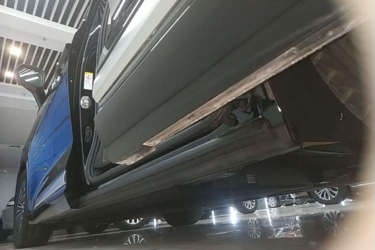 Used Denza D9 2024 DM-i 970 Luxury Model Left Side Sill