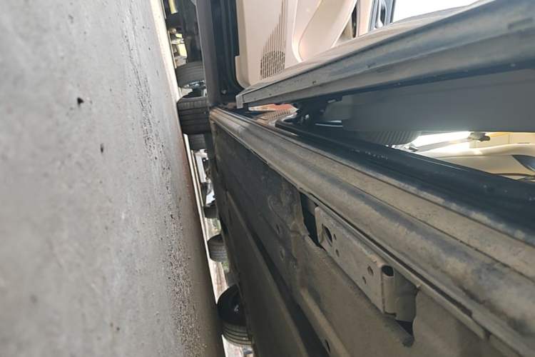 Used Denza D9 2024 DM-i 1050 Luxury Model Left Side Sill