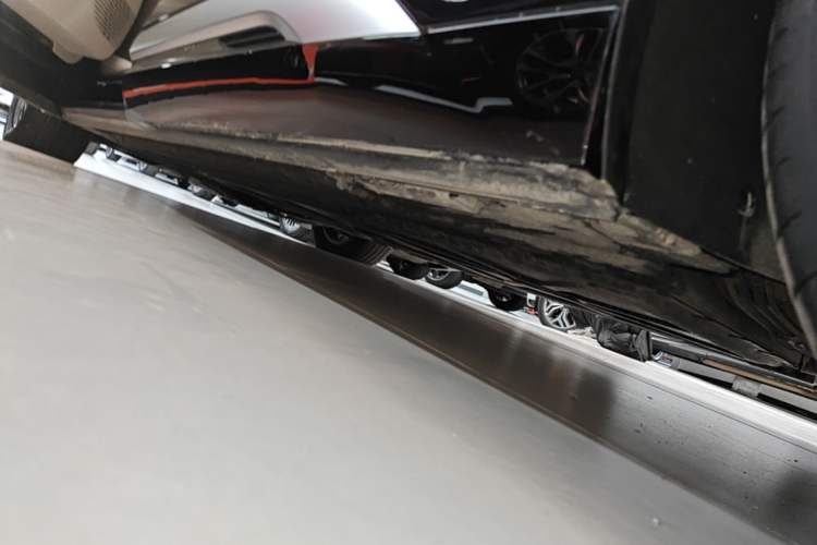 Used Denza D9 2024 DM-i 1050 Luxury Model Left Side Sill