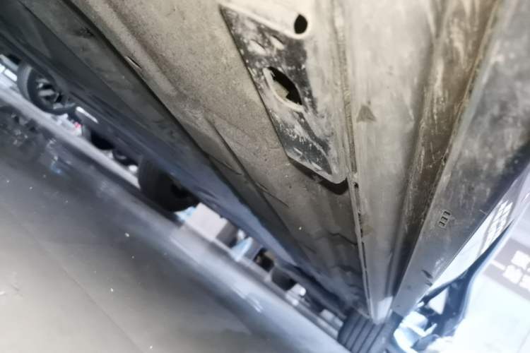 Used Denza D9 2024 DM-i 1050 Luxury Model Left Side Sill