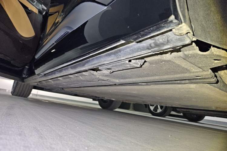 Used Denza D9 2024 DM-i 1050 Luxury Model Left Side Sill