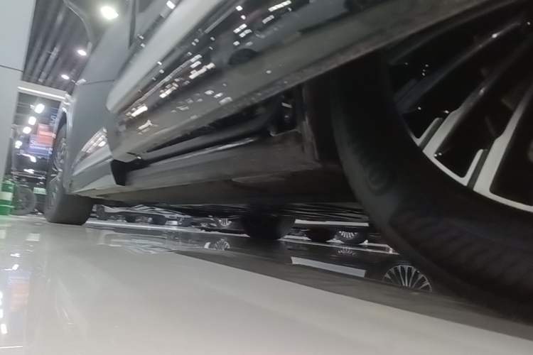 Used Denza D9 2024 DM-i 980 Four-Wheel Drive Prestige Model Left Side Sill