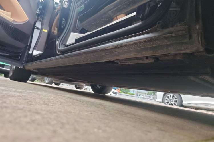 Used Denza D9 2024 DM-i 1050 Luxury Model Left Side Sill