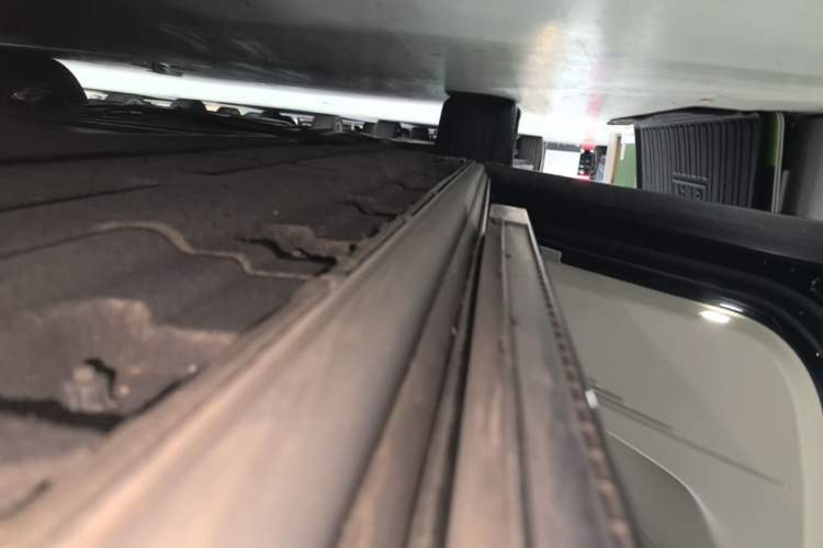 Used Denza D9 2024 DM-i 1050 Luxury Model Left Side Sill