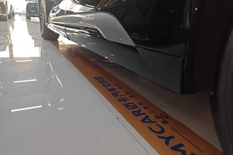 Used Denza D9 2024 DM-i 980 Four-Wheel Drive Prestige Model Left Side Sill