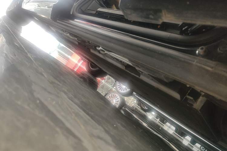 Used Denza D9 2024 DM-i 1050 Luxury Model Left Side Sill