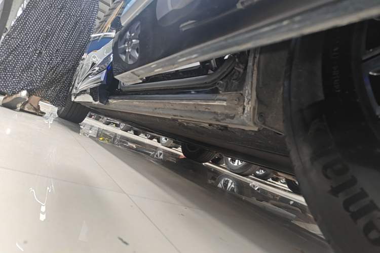 Used Denza D9 2024 DM-i 970 Luxury Model Left Side Sill