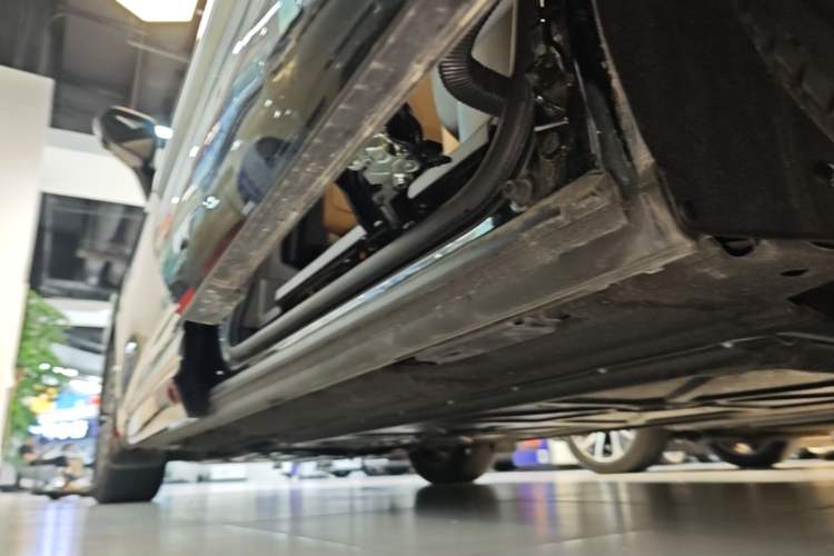 Used Denza D9 2024 DM-i 1050 Luxury Model Left Side Sill