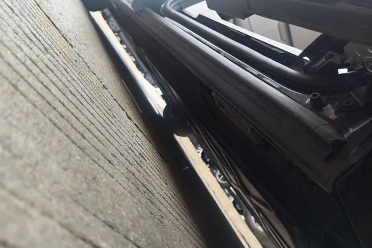 Used Denza D9 2024 DM-i 1050 Luxury Model Left Side Sill