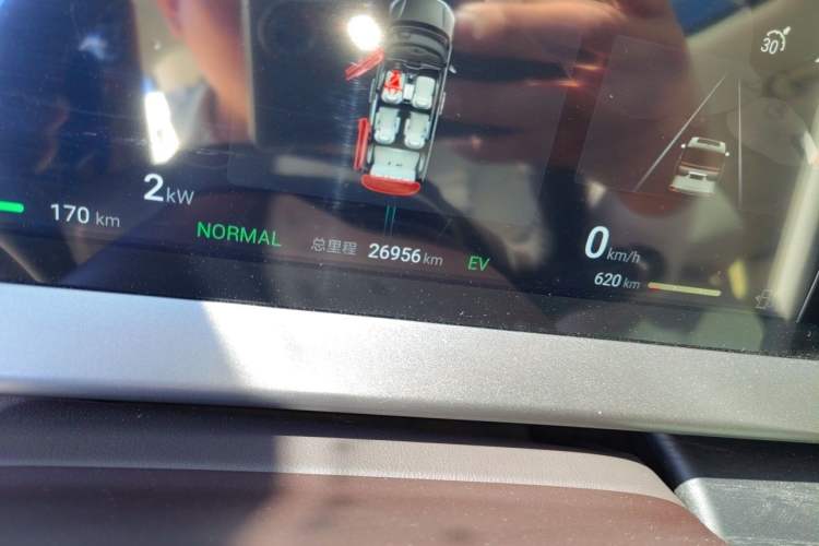 Used Denza D9 2024 DM-i 980 Four-Wheel Drive Prestige Model Odometer Close Up