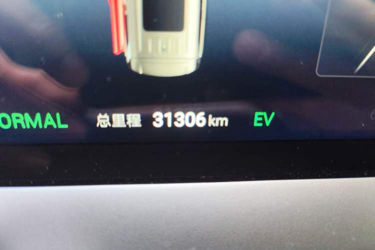 Used Denza D9 2024 DM-i 980 Four-Wheel Drive Prestige Model Odometer Close Up