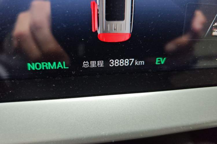Used Denza D9 2024 DM-i 980 Four-Wheel Drive Prestige Model Odometer Close Up