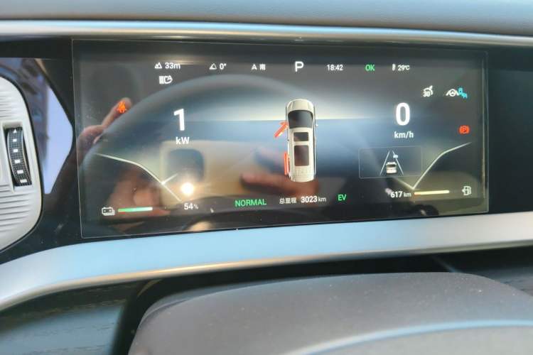 Used Denza D9 2024 DM-i 980 Four-Wheel Drive Prestige Model Odometer Close Up