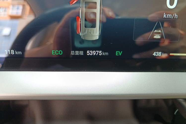Used Denza D9 2024 DM-i 980 Four-Wheel Drive Prestige Model Odometer Close Up
