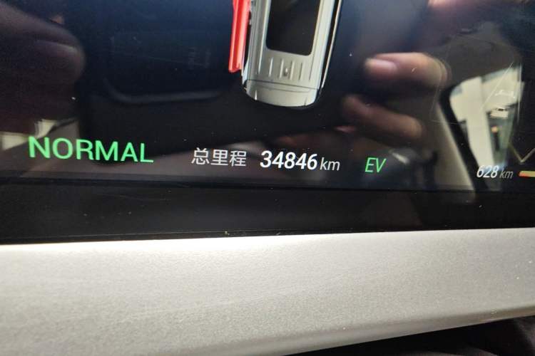 Used Denza D9 2024 DM-i 980 Four-Wheel Drive Prestige Model Odometer Close Up