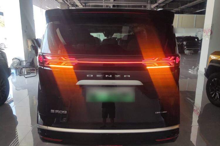 Used Denza D9 2024 DM-i 980 Four-Wheel Drive Prestige Model Rear