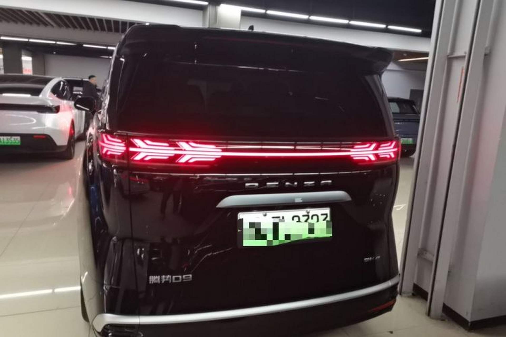 Used Denza D9 2024 DM-i 980 Four-Wheel Drive Prestige Model Rear