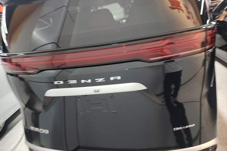Used Denza D9 2024 DM-i 980 Four-Wheel Drive Prestige Model Rear