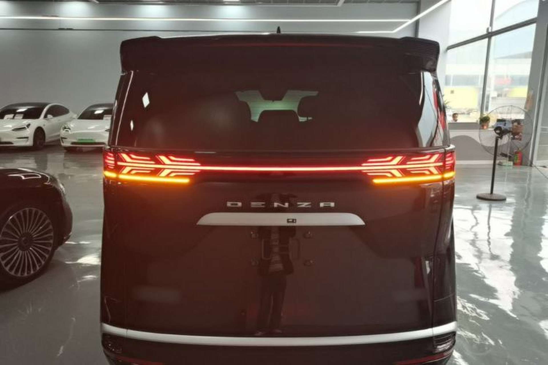 Used Denza D9 2024 DM-i 980 Four-Wheel Drive Prestige Model Rear