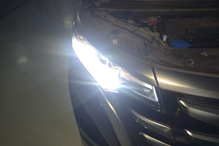 Used Denza D9 2024 DM-i 980 Four-Wheel Drive Prestige Model Right Front Headlight