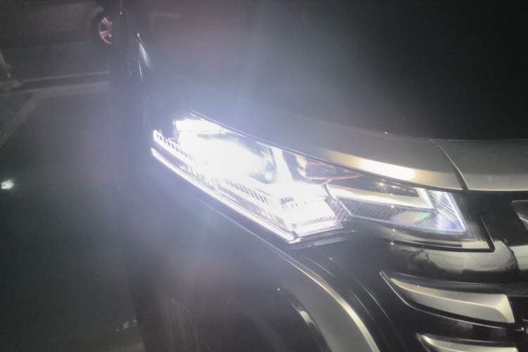 Used Denza D9 2024 DM-i 980 Four-Wheel Drive Prestige Model Right Front Headlight