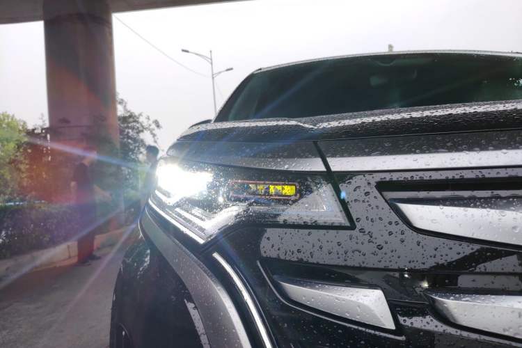 Used Denza D9 2024 DM-i 980 Four-Wheel Drive Prestige Model Right Front Headlight