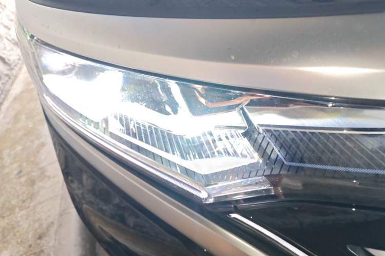Used Denza D9 2024 DM-i 980 Four-Wheel Drive Flagship Model Right Front Headlight