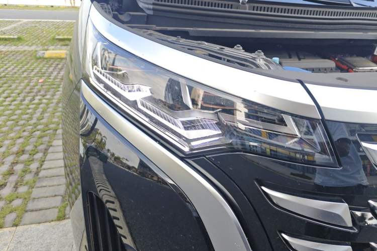 Used Denza D9 2024 DM-i 980 Four-Wheel Drive Prestige Model Right Front Headlight