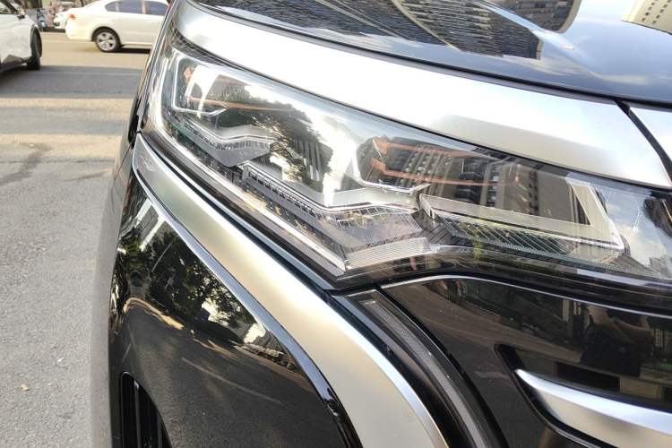 Used Denza D9 2024 DM-i 980 Four-Wheel Drive Prestige Model Right Front Headlight