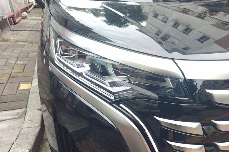 Used Denza D9 2024 DM-i 980 Four-Wheel Drive Prestige Model Right Front Headlight