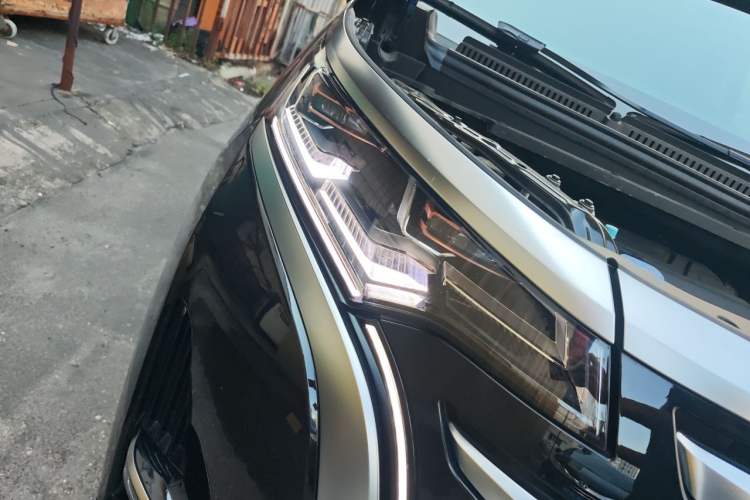Used Denza D9 2024 DM-i 980 Four-Wheel Drive Prestige Model Right Front Headlight