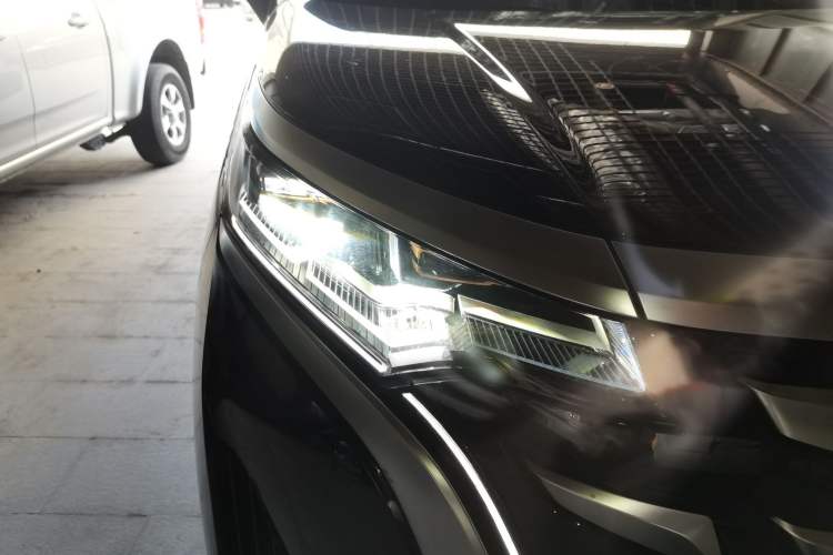 Used Denza D9 2024 DM-i 980 Four-Wheel Drive Prestige Model Right Front Headlight