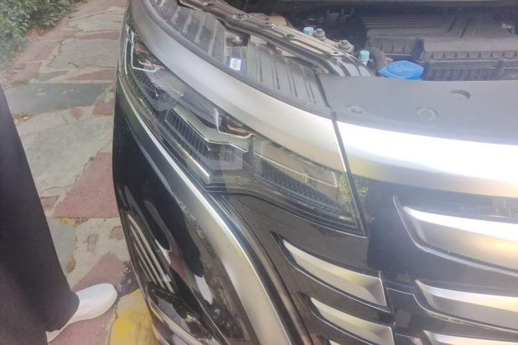 Used Denza D9 2024 DM-i 980 Four-Wheel Drive Flagship Model Right Front Headlight