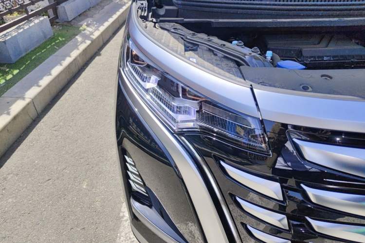 Used Denza D9 2024 DM-i 980 Four-Wheel Drive Prestige Model Right Front Headlight